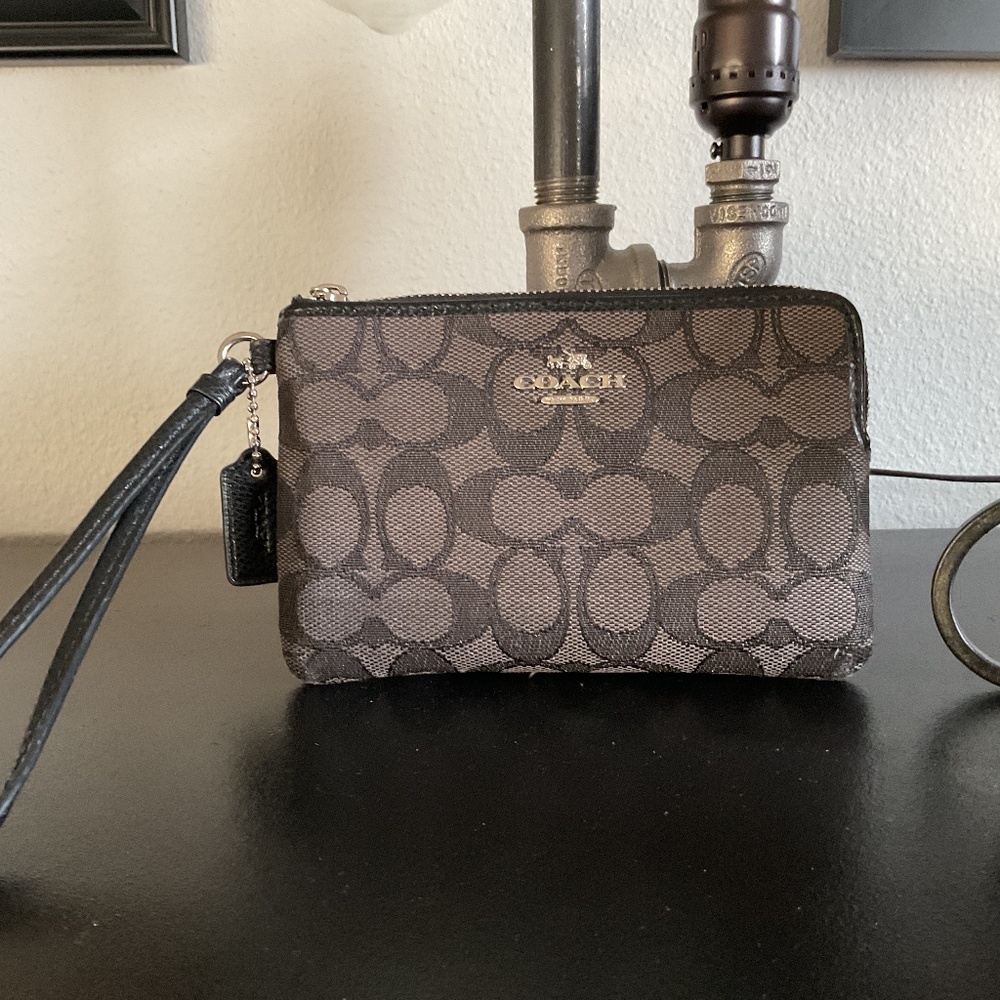 Pre-loved classic COACH wrist wallet
